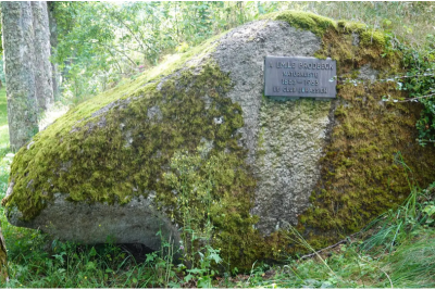 Bloc erratique avec plaque